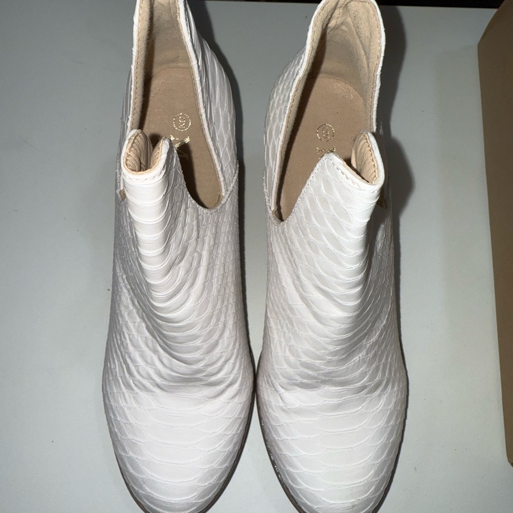 Elegant White Textured Women's Boots